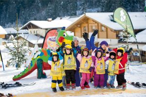 Ferienparks punkten nicht nur im Sommer mit ihrer ausgesprochenen Familienfreundlichkeit, auch im Winter kommen Groß und Klein auf ihre Kosten. Foto: djd/Landal GreenParks