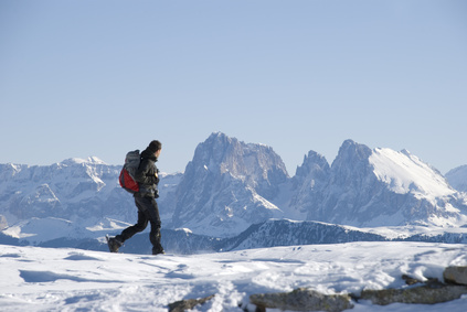 Ein Schneeschuhwanderer in den Dolomiten
