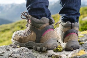 zwei Wanderschuhe auf einem Felsen vor einer Berglandschaft