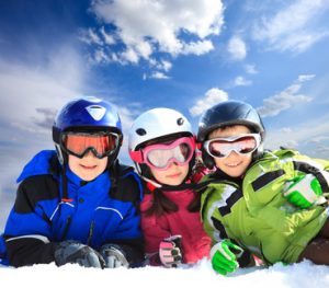 Drei Kinder in Skikleidung