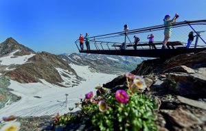 Über den Gletscherpfad kommt man zur Gipfelplattform TOP OF TYROL ©Stubaier Gletscher / Mirja Geh