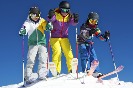 3 Kinder, bereit zur Abfahrt auf Skiern