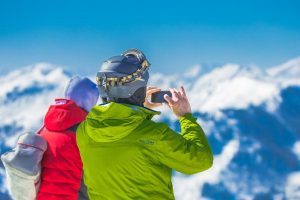 Skifahren mit Freunden – ein Erlebnis, das verbindet