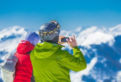 Skifahren mit Freunden – ein Erlebnis, das verbindet