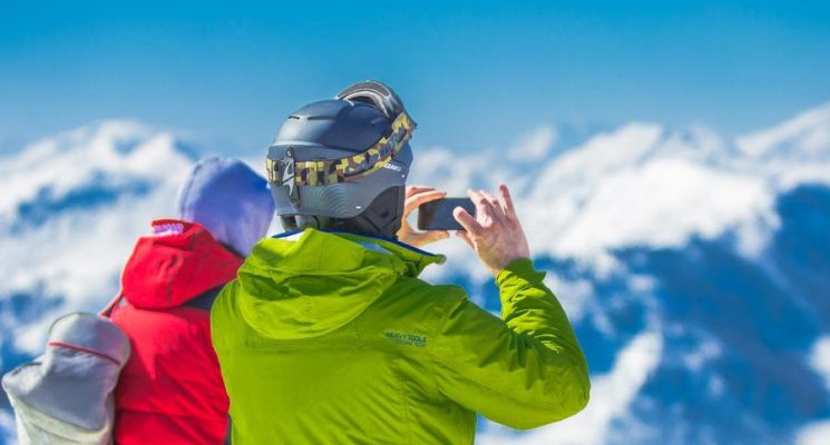 Skifahren mit Freunden – ein Erlebnis, das verbindet