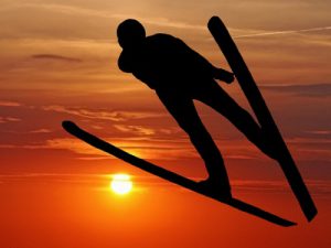 Skisprung vor Sonnenuntergang